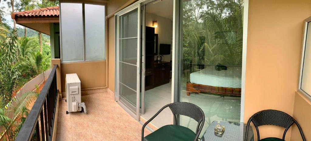 Zahrada ubytování Srichada Hotel Khaolak - SHA Extra Plus