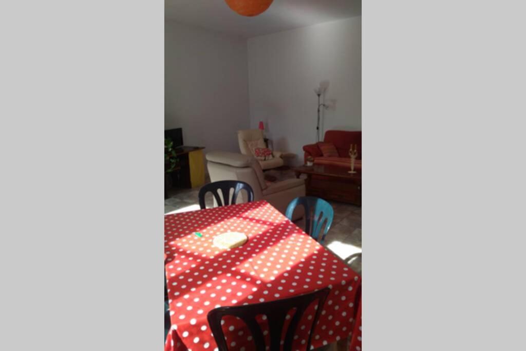 d'une table avec un chiffon rouge et blanc à la polka dans l'établissement appartement 60m2 dans quartier historique, à Rochefort