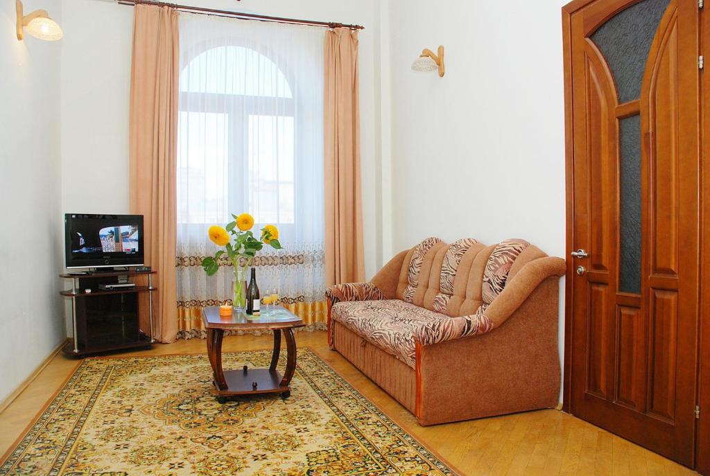 sala de estar con silla y mesa en Rentday Apartments - Kiev, en Kiev