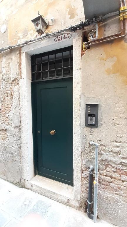 a green door on the side of a building at Ca' Corazzeri in Venice