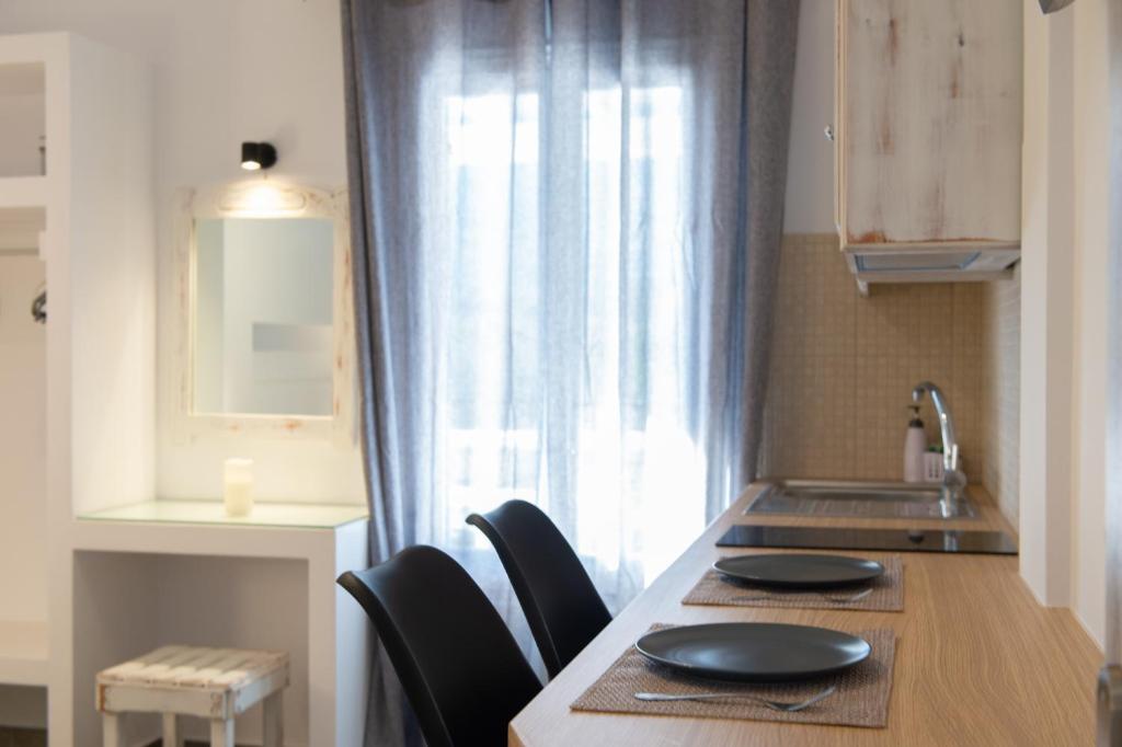 Aristeides - Moscha Apartments - Family Room With Balcony