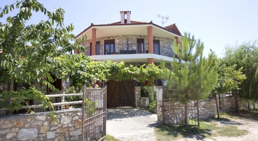 una casa con una valla delante de ella en Morfili Villa en Limenaria