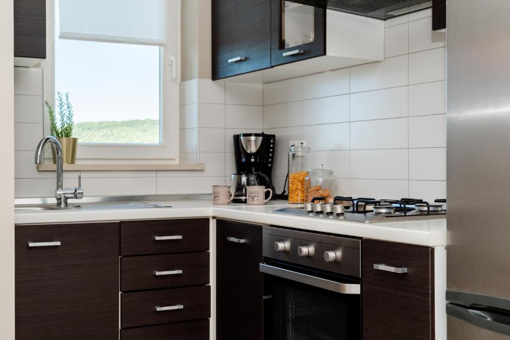 Kuchyňa alebo kuchynka v ubytovaní Apartment Cami -Stylish apartment with a beautiful seaview