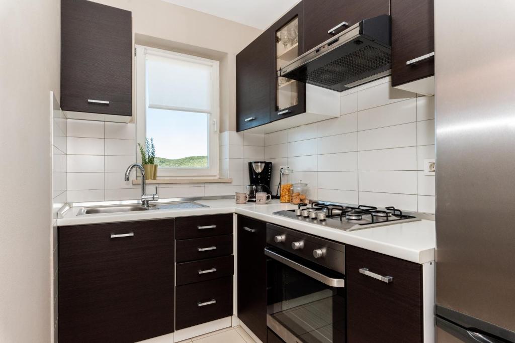 Kuchyňa alebo kuchynka v ubytovaní Apartment Cami -Stylish apartment with a beautiful seaview