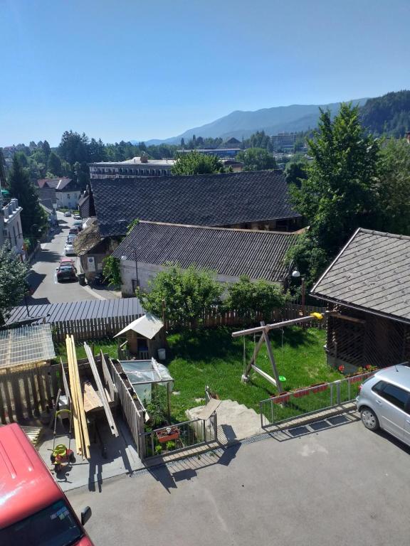 Nespecifikovaný výhled na hory nebo výhled na hory při pohledu z hostelu