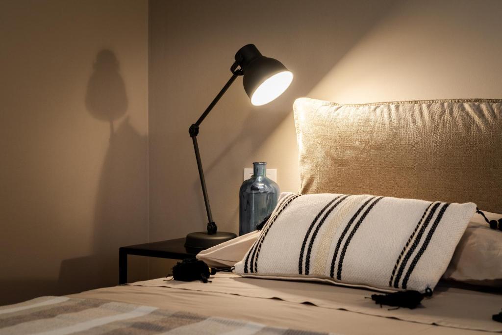 Posteľ alebo postele v izbe v ubytovaní Apartment Cami -Stylish apartment with a beautiful seaview