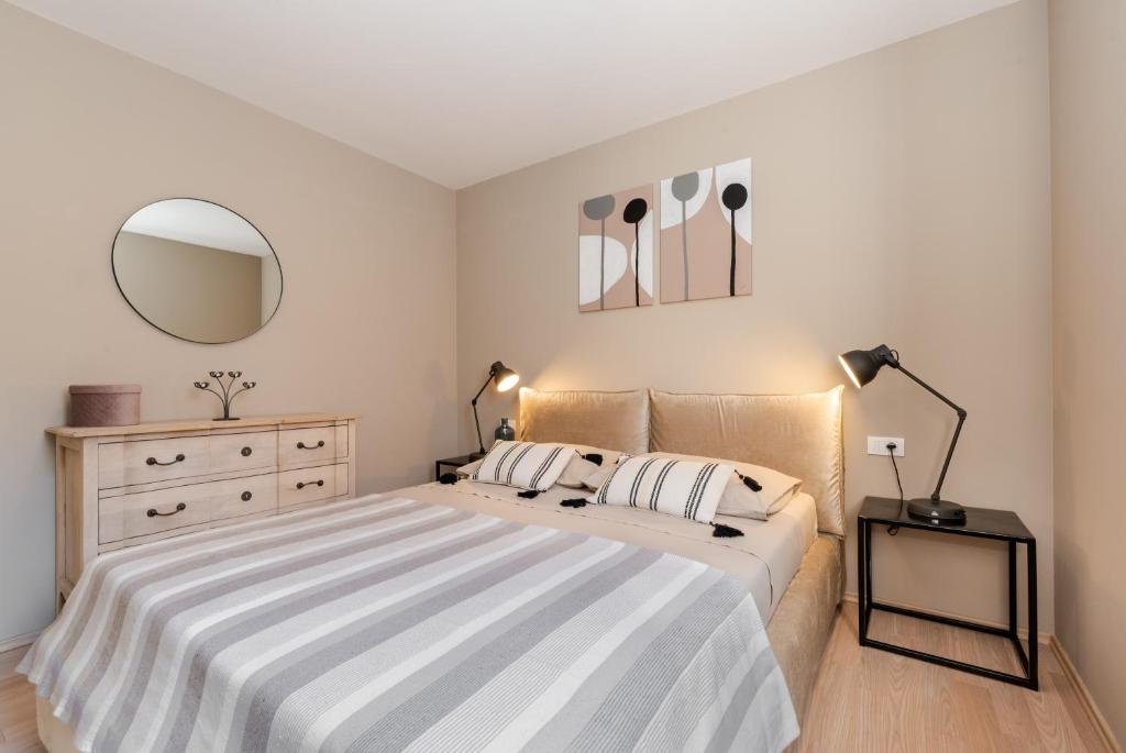 Posteľ alebo postele v izbe v ubytovaní Apartment Cami -Stylish apartment with a beautiful seaview