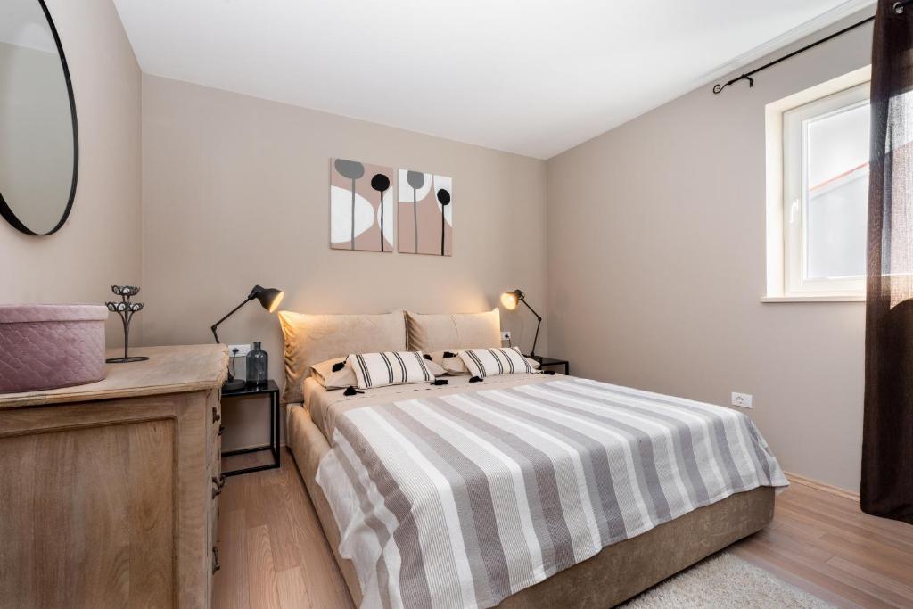 Posteľ alebo postele v izbe v ubytovaní Apartment Cami -Stylish apartment with a beautiful seaview