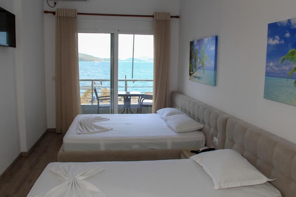 Un pat sau paturi într-o cameră la Zero Zero Apartments Sarande
