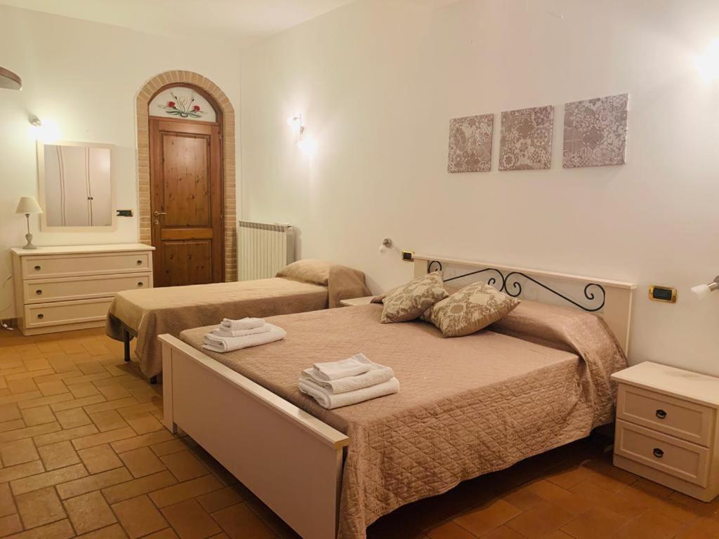 una camera con due letti e asciugamani di La collina su Ascoli ad Ascoli Piceno