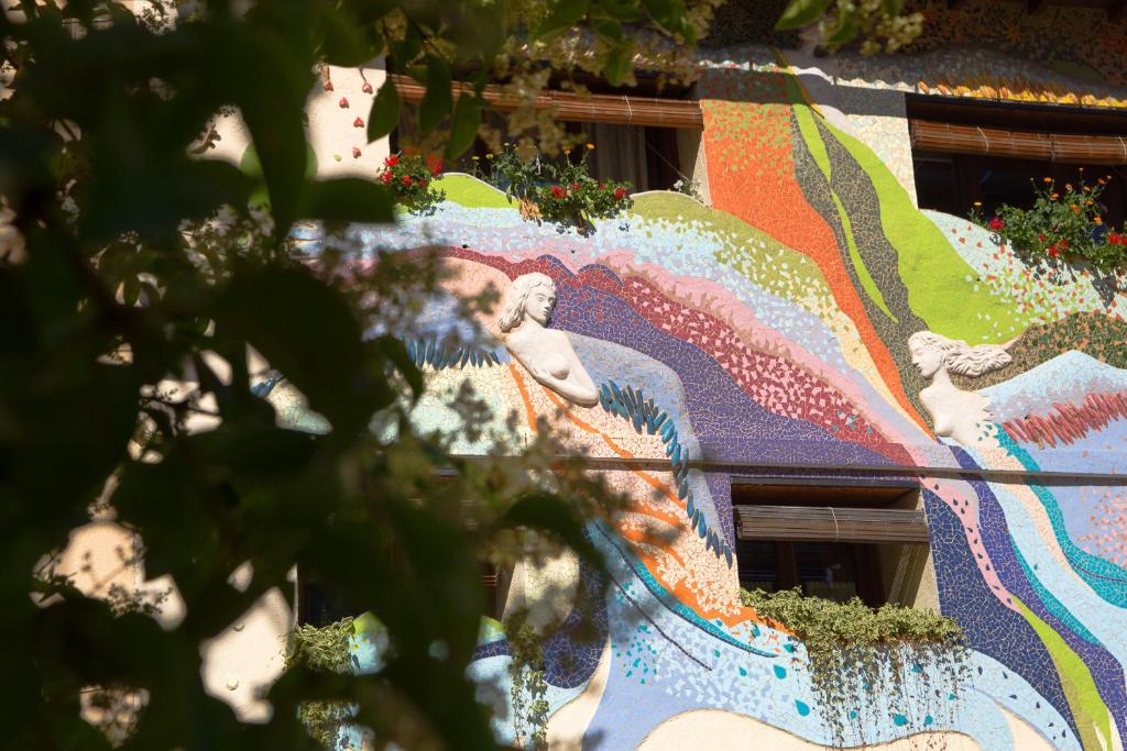 une peinture murale sur le côté d'un bâtiment dans l'établissement Casa el Pelaire, à Perarrua