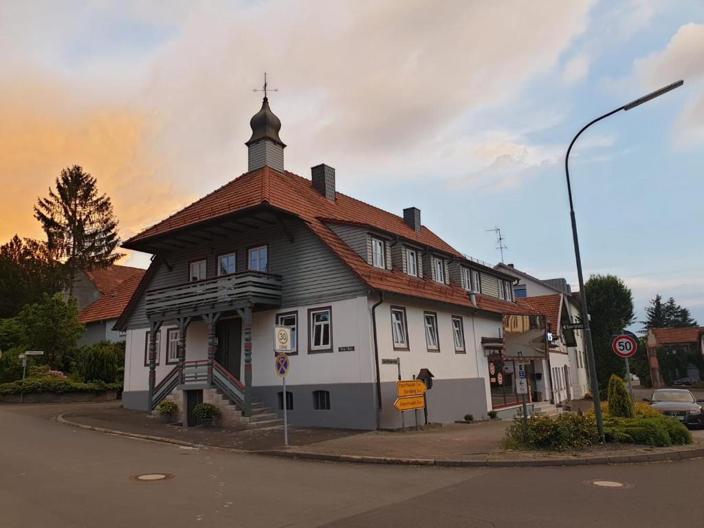 um grande edifício branco com um telhado de cobre em Krugs Haus Ferienwohnungen Wasserkuppe em Ebersburg