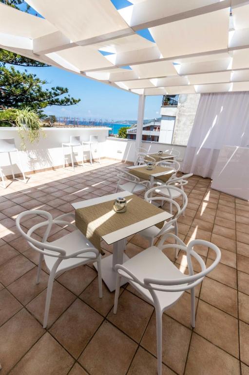 un patio con tavoli e sedie sul tetto di Don Carlo Tropea a Tropea