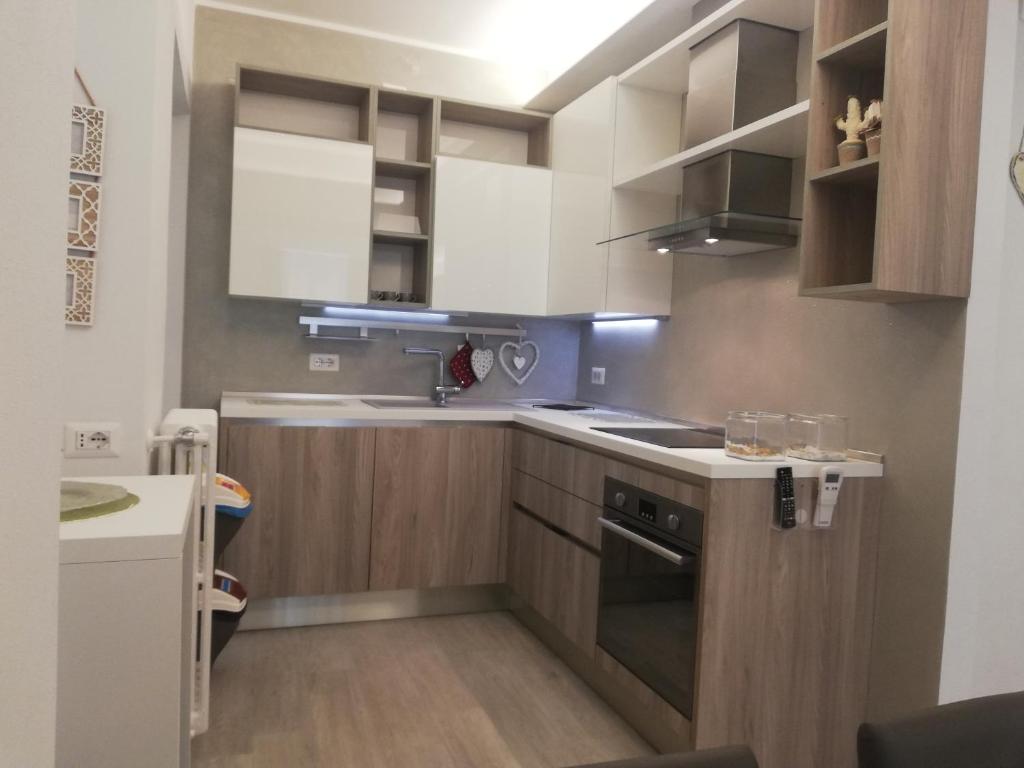 A kitchen or kitchenette at Blue House Varenna