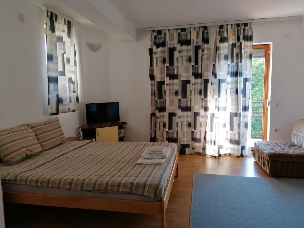 sala de estar con cama y sofá en Vila Sara, en Ohrid