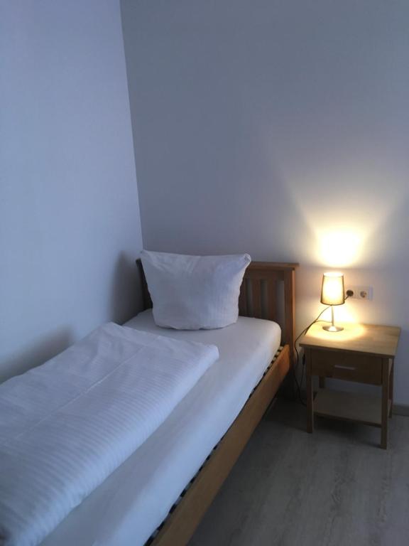 Postel nebo postele na pokoji v ubytování Hotel-Pension zum Paradies