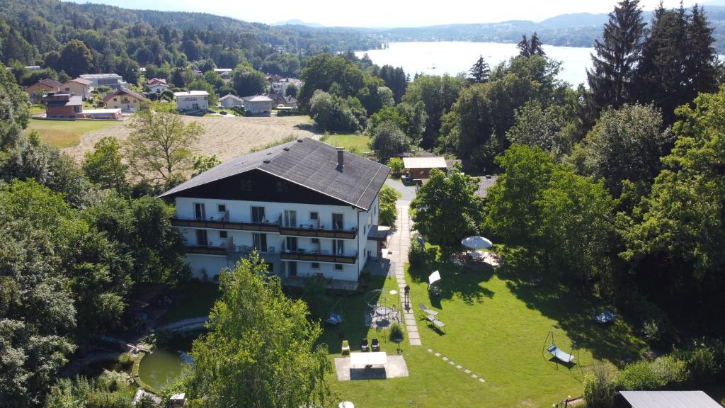 una vista aérea de un edificio sobre una colina con árboles en Pension Waldesruh, en Velden am Wörthersee