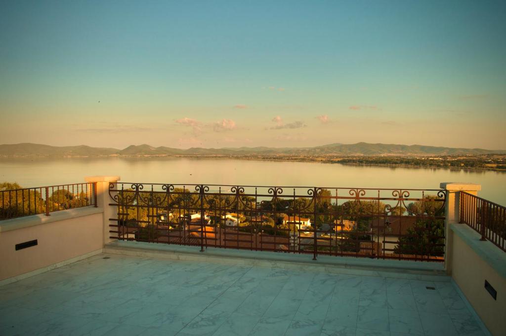 Hotel Boutique Castiglione del Lago في كاستيغليون ديل لاغو: منظر الماء من الشرفة