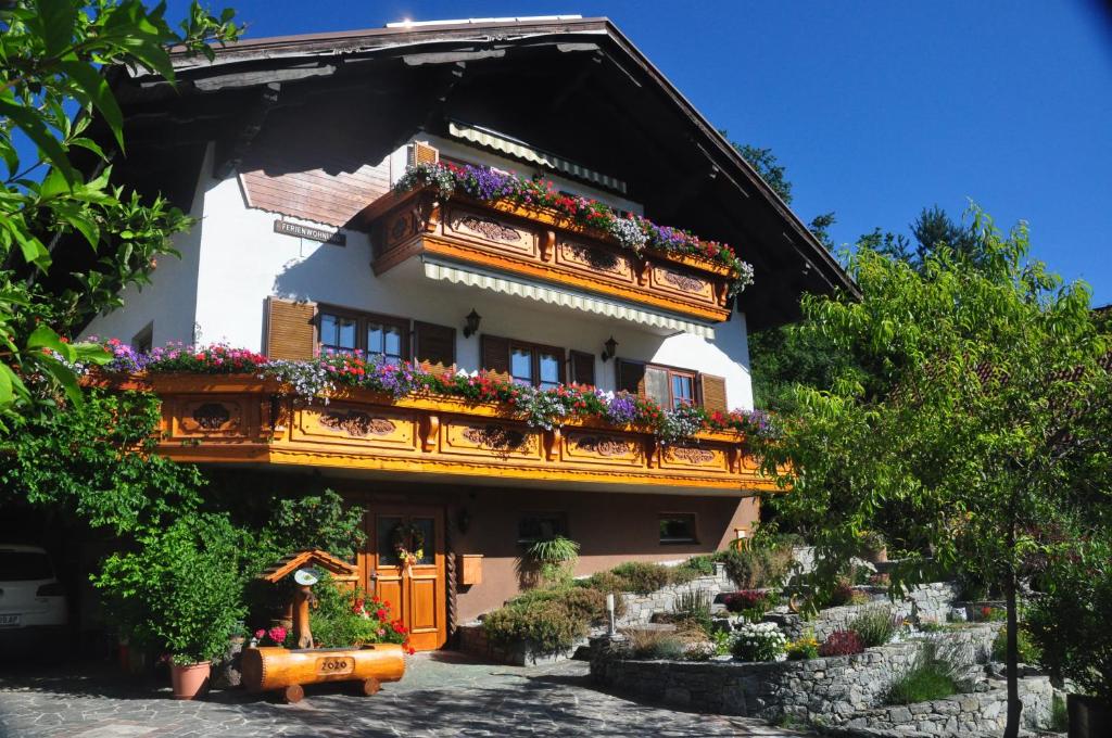 een gebouw met bloembakken op de balkons bij Ferienwohnung Haus König in Türnitz