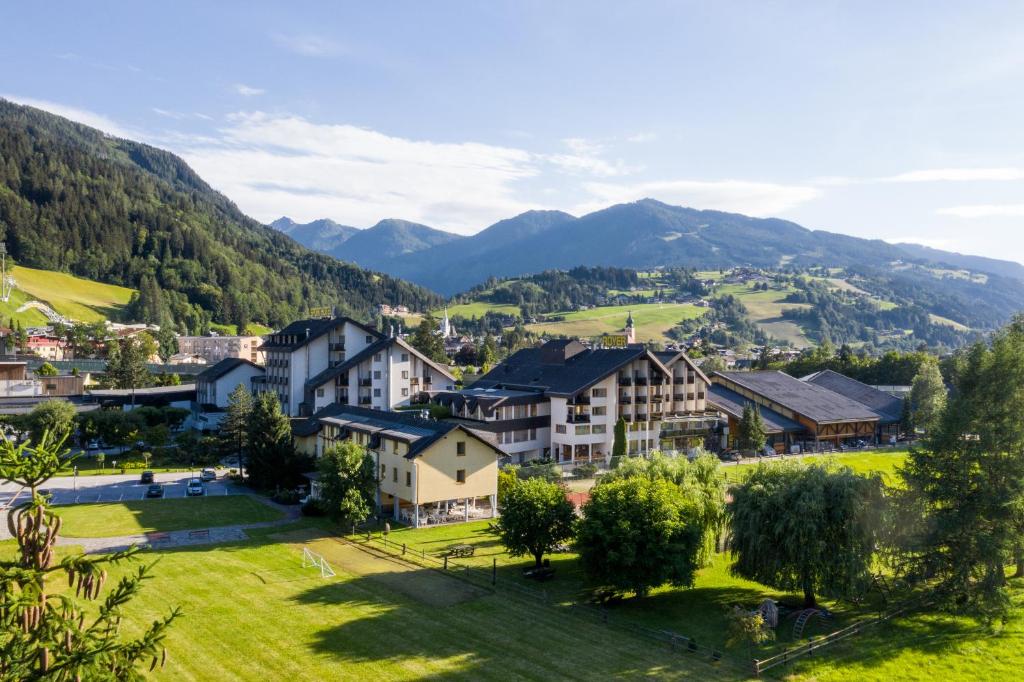 une ville dans une vallée avec des montagnes en arrière-plan dans l'établissement Sporthotel Royer, à Schladming