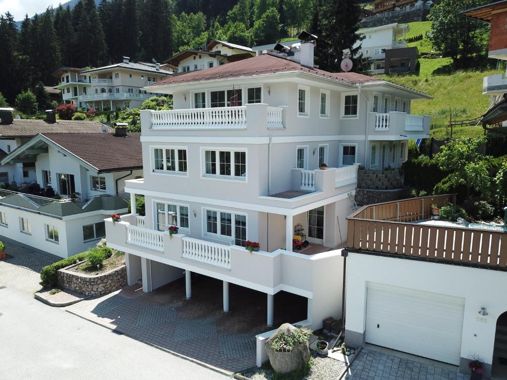 an aerial view of a white house at Apart La Vita in Hainzenberg