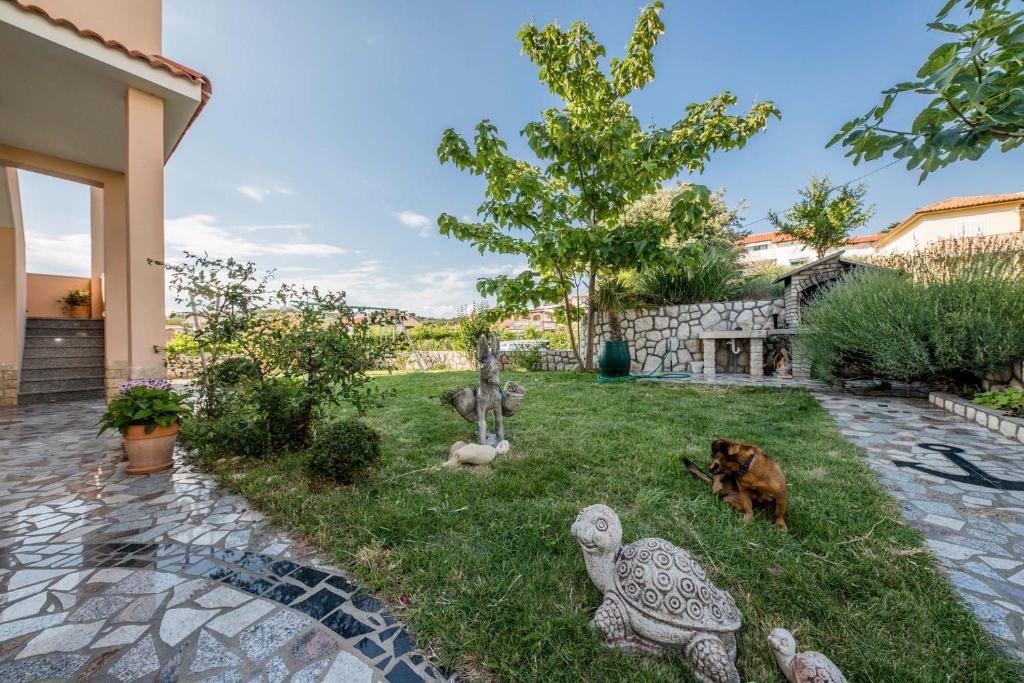 Сад в Paradise Apartments
