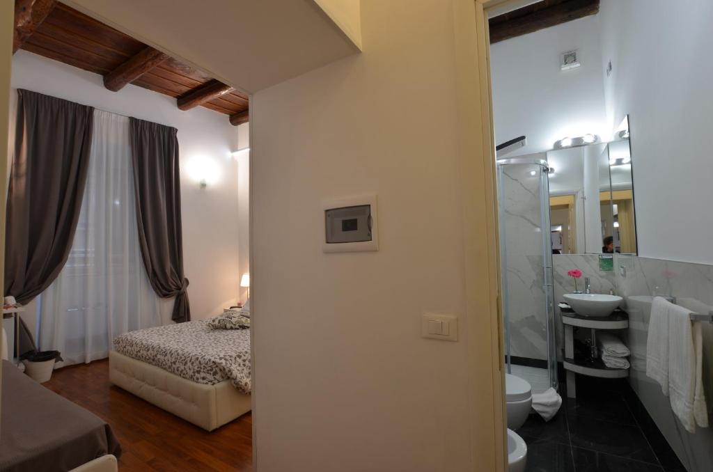 A bed or beds in a room at Notti A Roma