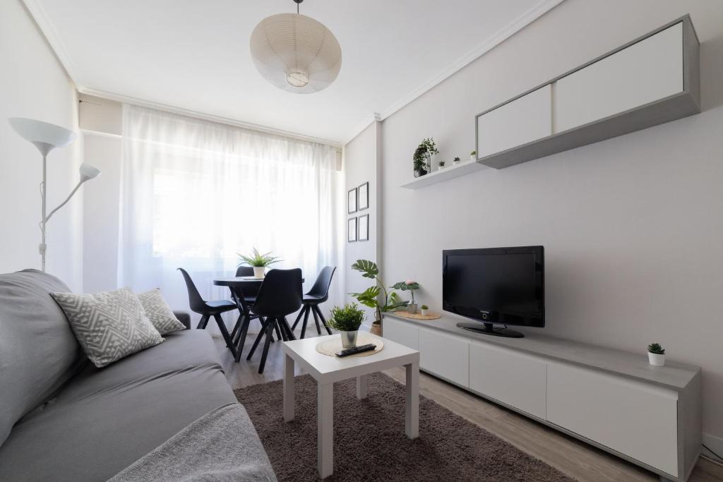 a living room with a couch and a tv and a table at Apartamento el centro in Logroño