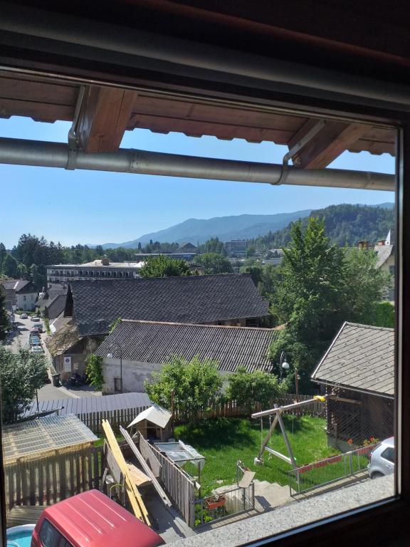 Nespecifikovaný výhled na hory nebo výhled na hory při pohledu z hostelu