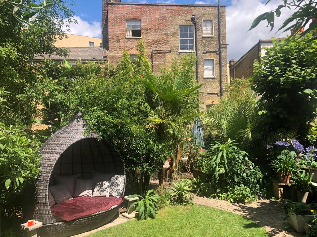 een tuin met een kunstmatig bij Griffin House Holiday Apartments in Londen