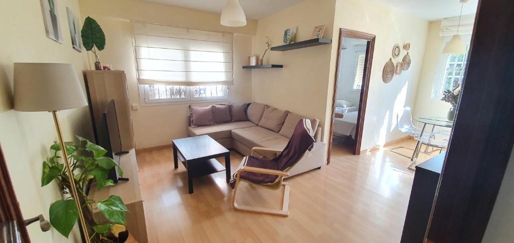 een woonkamer met een bank en een tafel bij Apartamento Málaga Picasso in Málaga