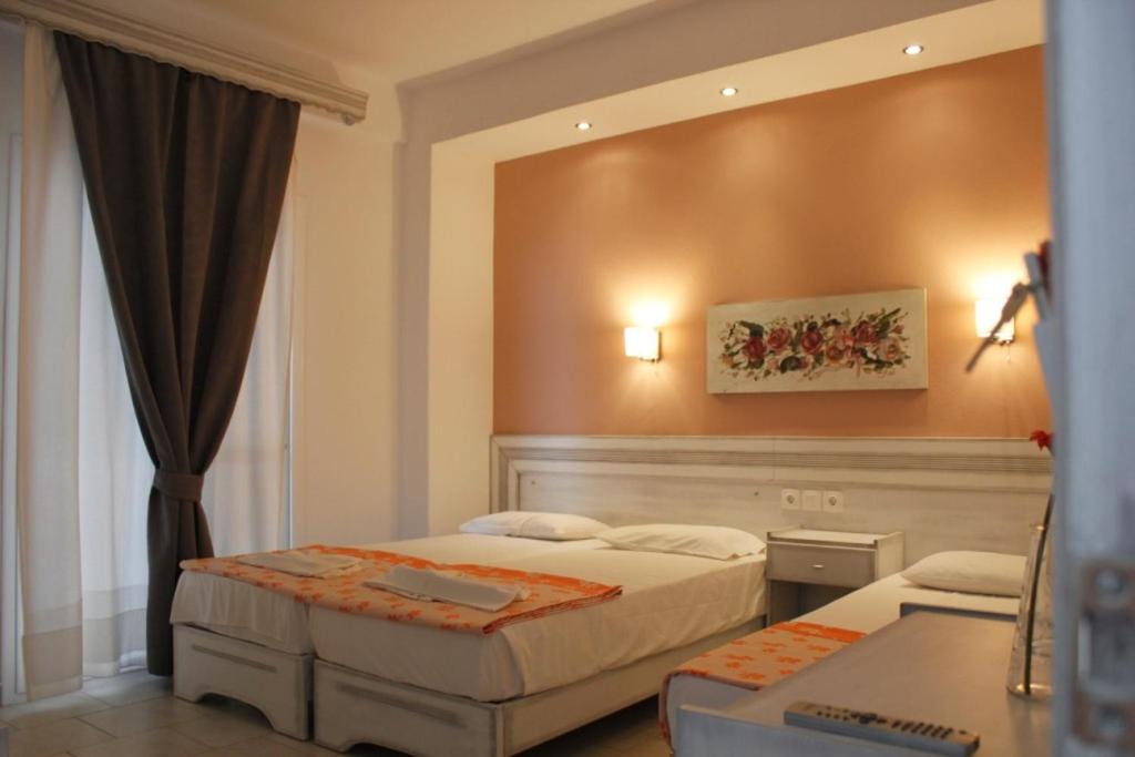 Una cama o camas en una habitación de Katerina Apartments and Studios