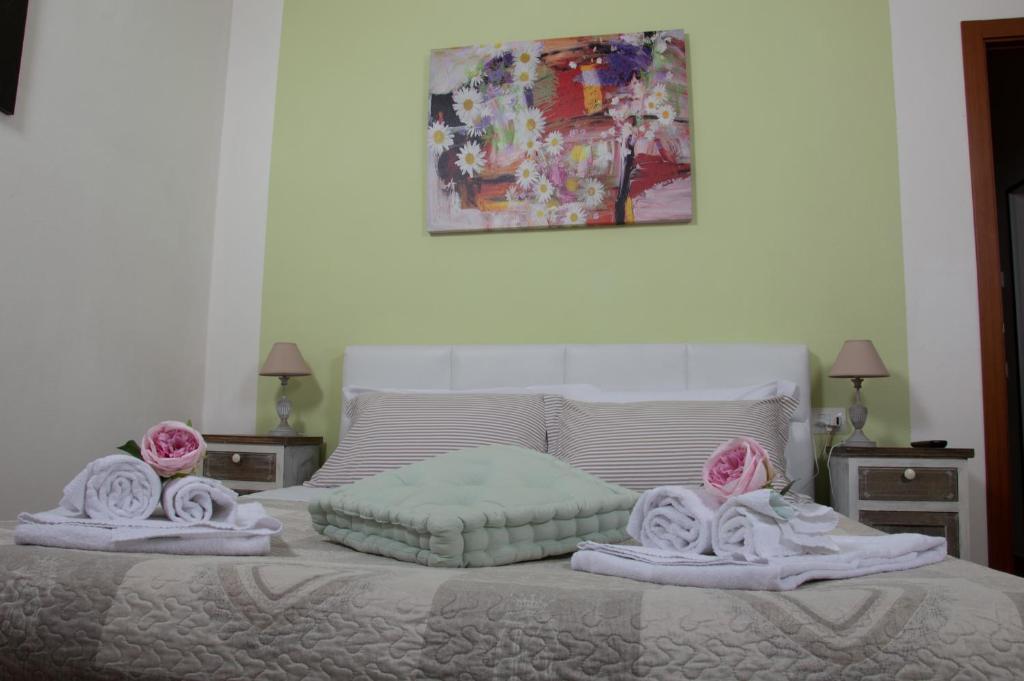 een bed met twee handdoeken erop bij B&B Le Camere di Livia in Siena