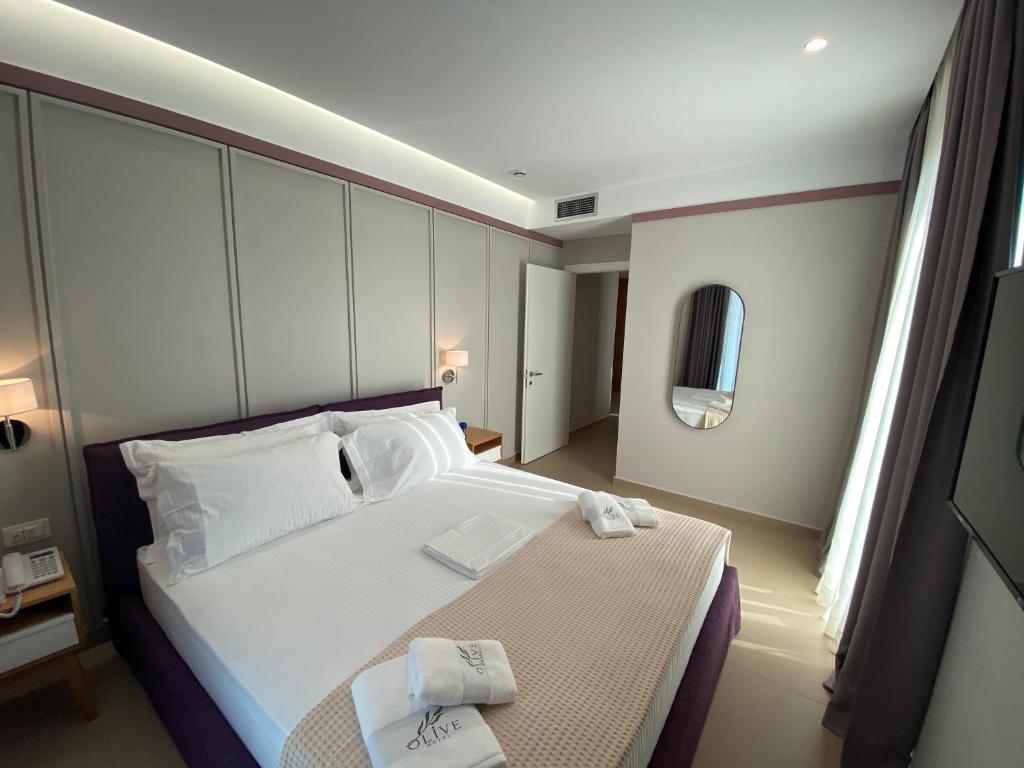 Postel nebo postele na pokoji v ubytování Hotel Olive Ksamil