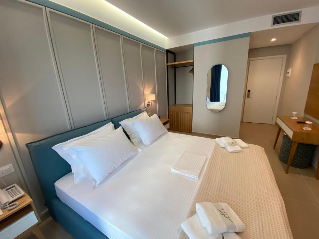 Postel nebo postele na pokoji v ubytování Hotel Olive Ksamil