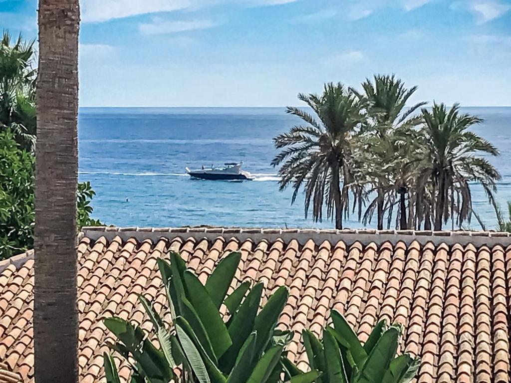 Suite with sea views within Hotel Puente Romano Marbella ...