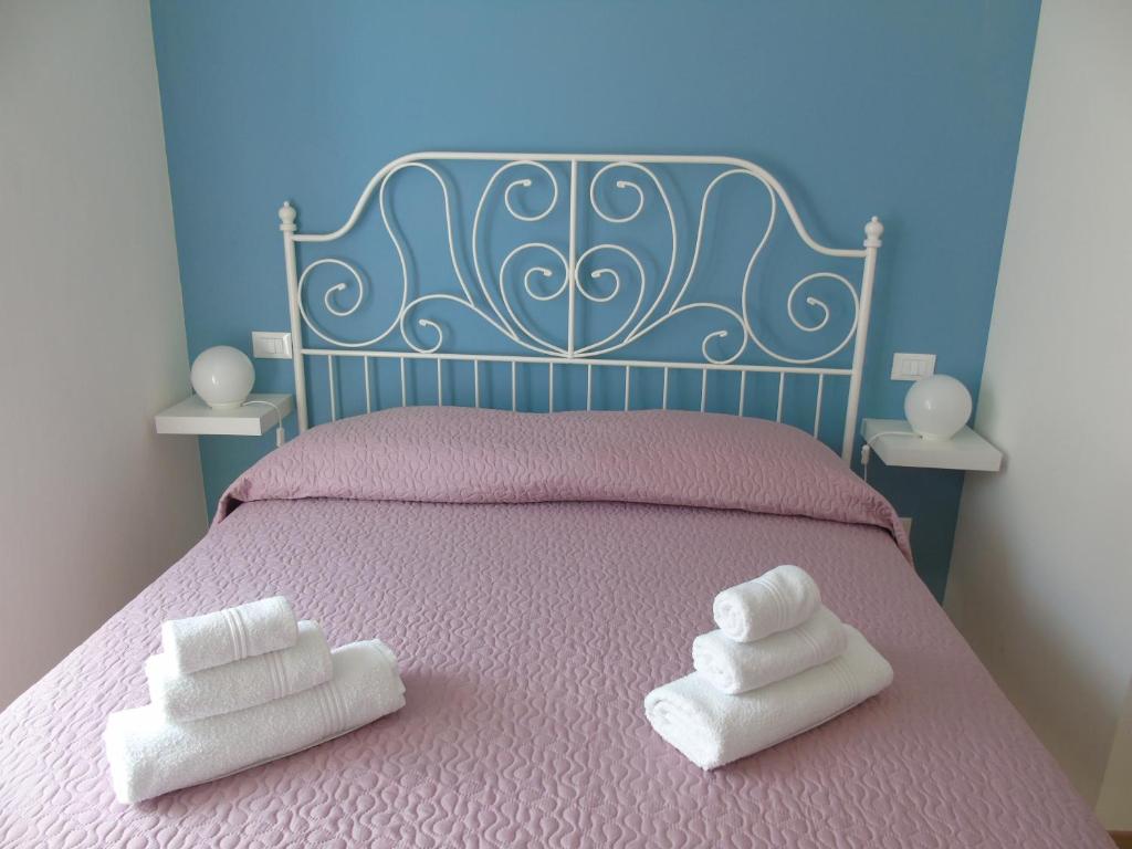 A bed or beds in a room at Affittacamere SveMilla