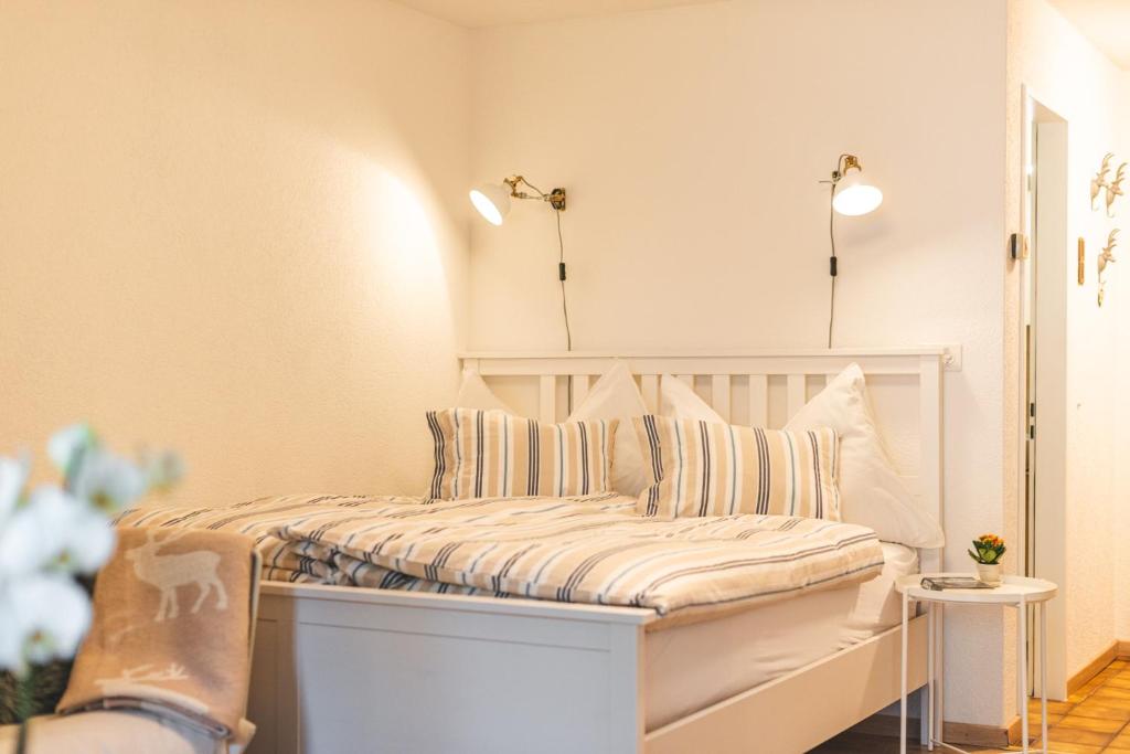 Postel nebo postele na pokoji v ubytování Cosy, well located Studio in Zermatt