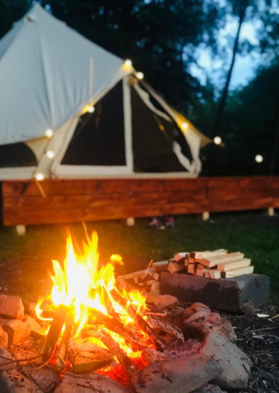 Gril dostupný pro hosty v luxury tent