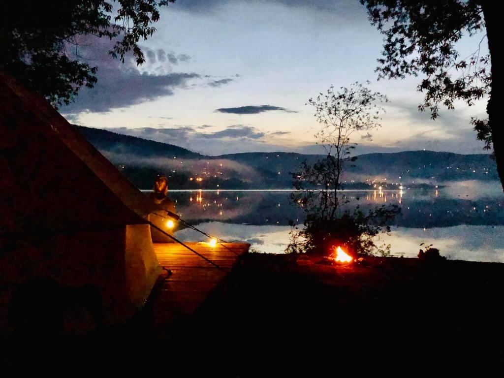 Příroda nedaleko luxury tent