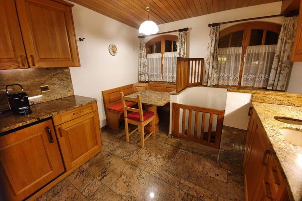 Η κουζίνα ή μικρή κουζίνα στο Bezauberndes Haus für erholsame Ferien im Puschlav