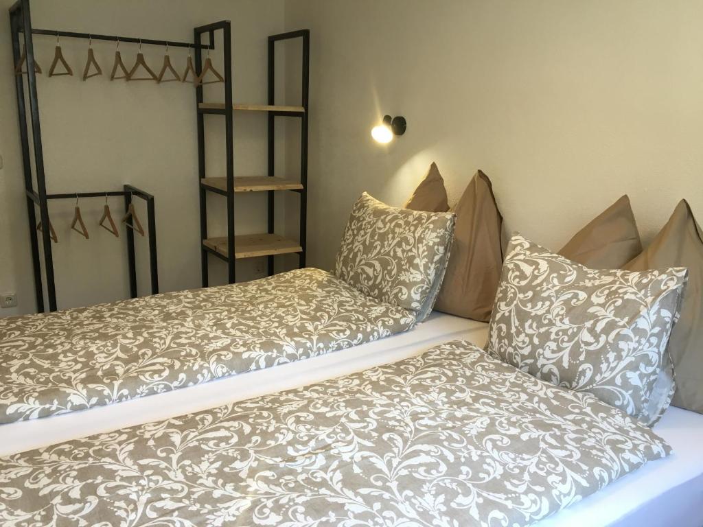 - une chambre avec un lit et des oreillers dans l'établissement Ferienwohnung Stoablick - barrierefrei mit Bergblick, à Bad Goisern