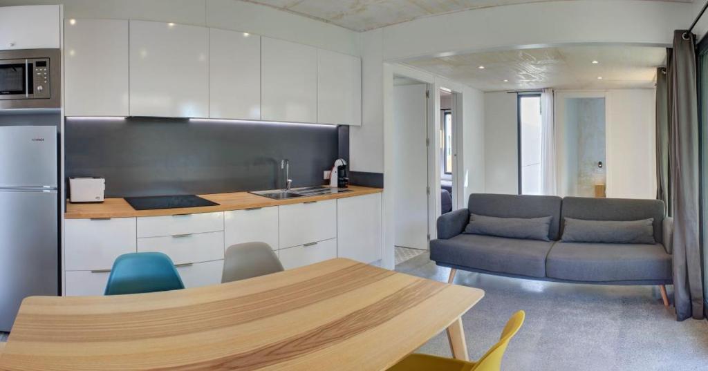 Una cocina o zona de cocina en Camping Globo Barcelona
