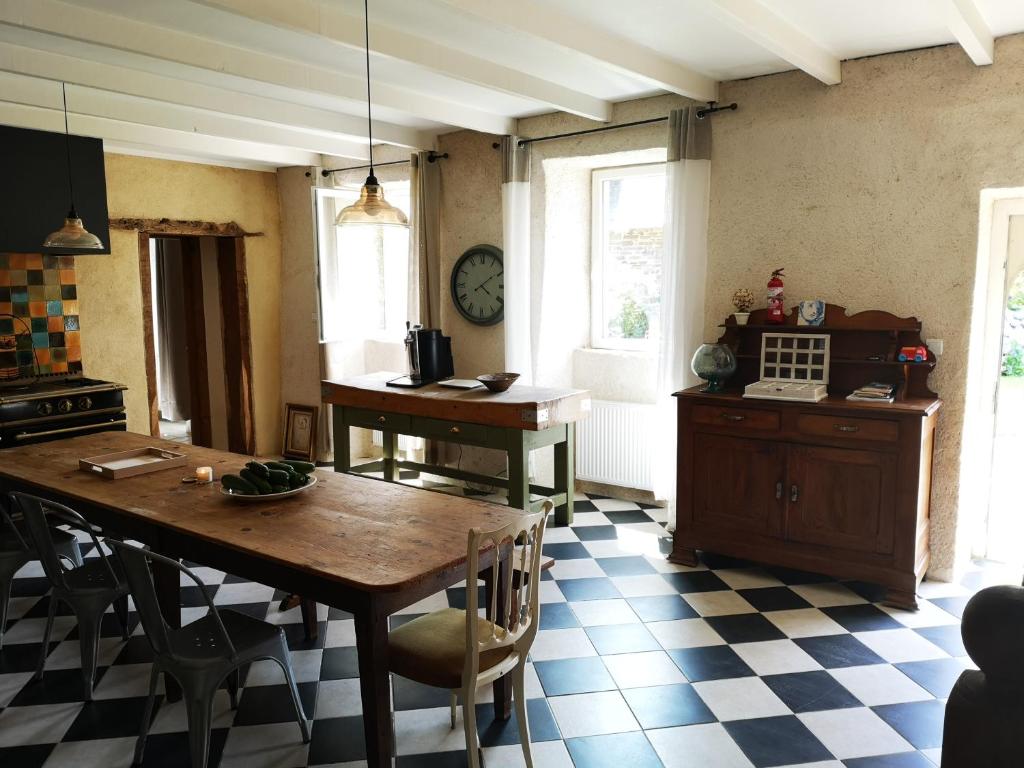 a kitchen with a table and chairs in a room at LE DOMAINE DE COAT ROGAN, La chambre du Jaudy in Pommerit-Jaudy