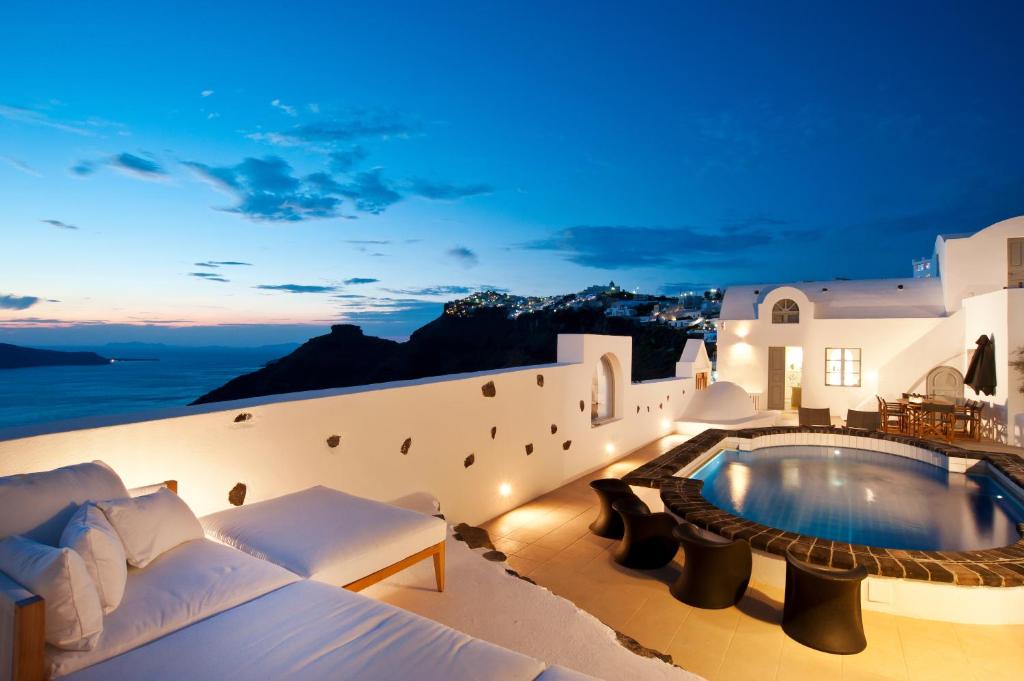 willa z basenem nocą w obiekcie ANTELMI LUXURY VILLA w Firze