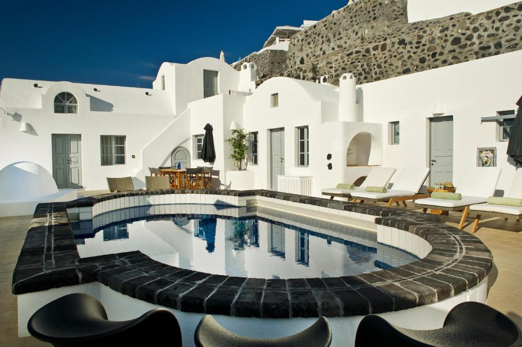 willa z basenem przed domem w obiekcie ANTELMI LUXURY VILLA w Firze