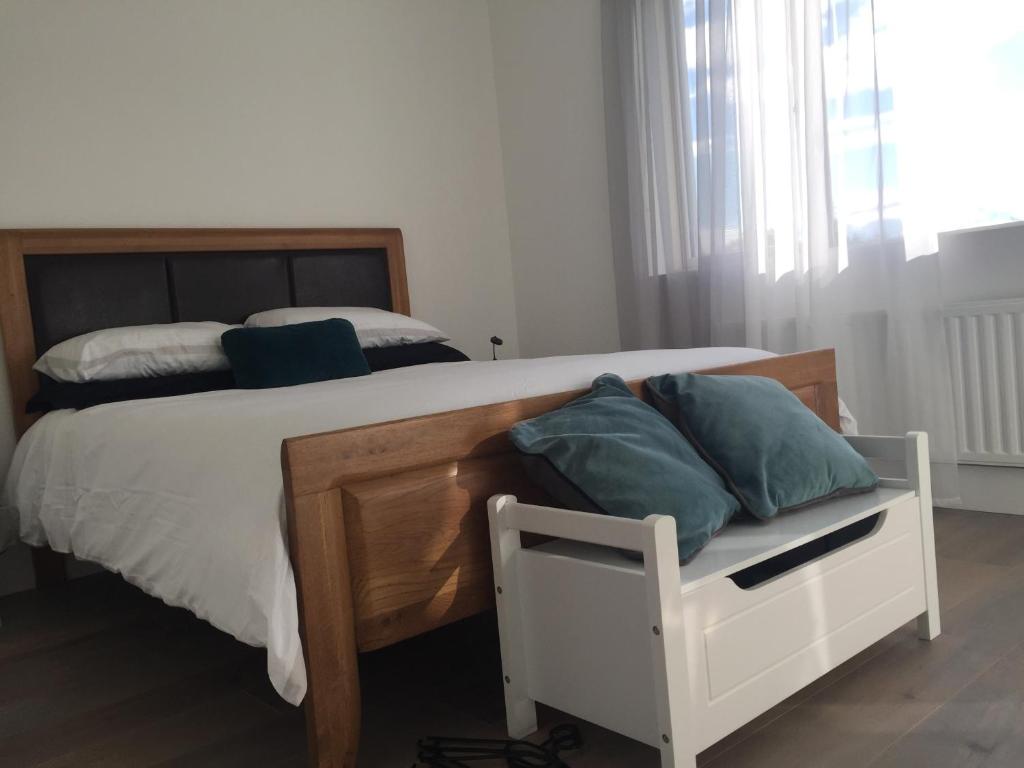 1 dormitorio con 1 cama con 2 almohadas en Carrick-on-Shannon Guest House, en Carrick on Shannon