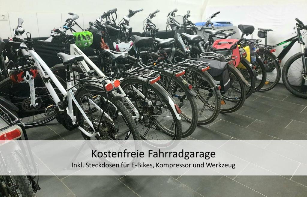Ein Haufen Fahrräder, die in einem Raum geparkt sind. in der Unterkunft Hotel Saarblick Mettlach in Mettlach