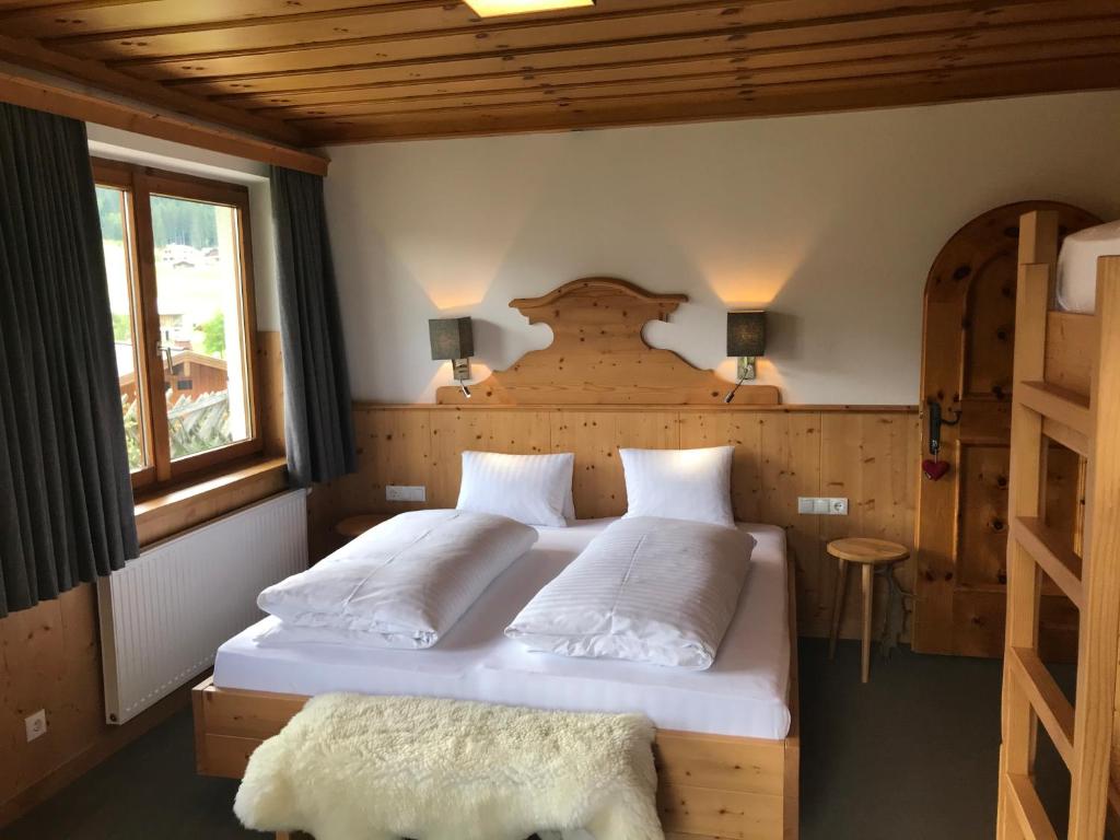 um quarto com 2 camas e almofadas brancas em Das Anja Sunleit`n em Filzmoos