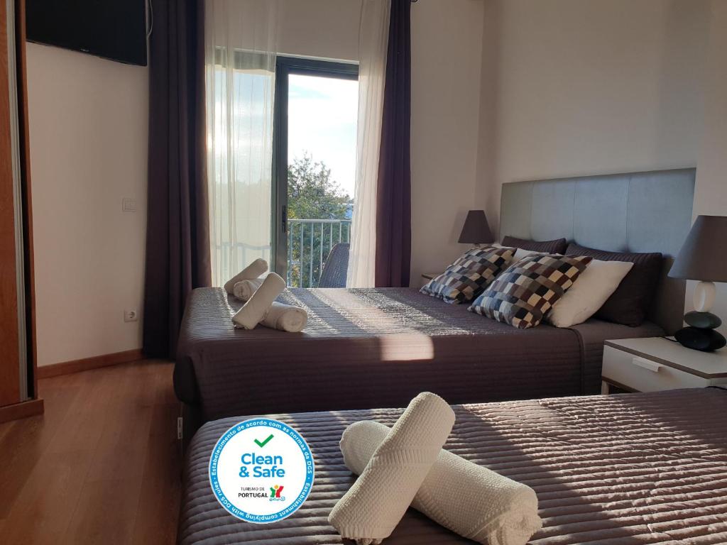 Cette chambre dispose de deux lits et d'un balcon. dans l'établissement OceanOasis, à Olhão